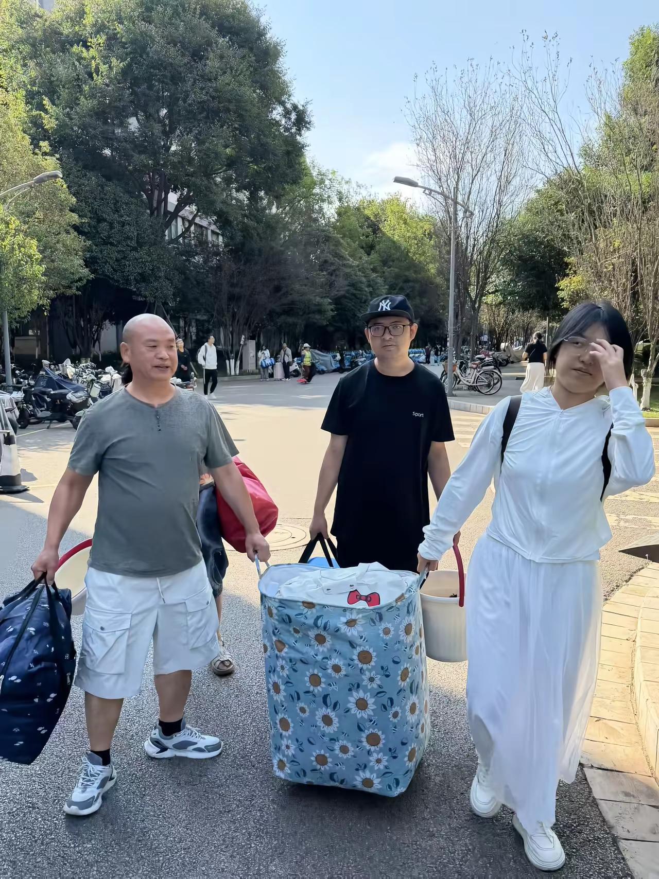 送女儿赴云南师范大学求学九月昆明，风带着春城温柔的暖意，送女儿踏入云南师范大学