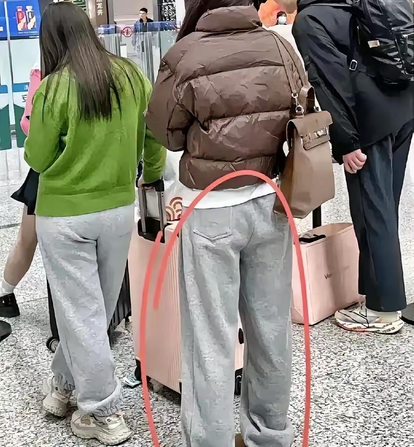 发现了一个奇怪的现象，大家发现了吗？现在不管大街上，还是地铁上，年轻的女人都喜