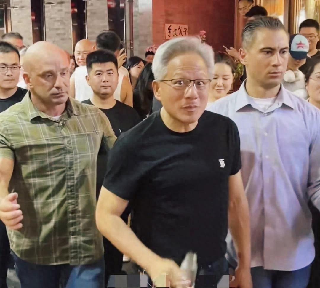 半导体教父黄仁勋什刹海夜游，保镖护驾却超接地气，暖心举动圈粉无数！嘿，你猜怎么