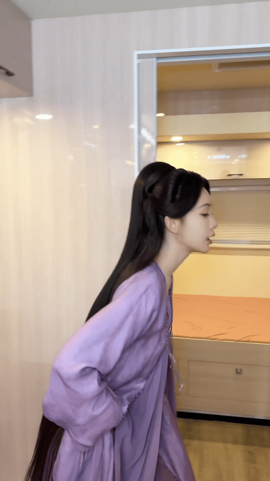 孟子义3秒消失术收工也不忘营业！孟子义三秒完成“消失”动作，虽然被门缝“拆穿”