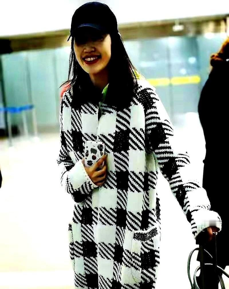 最近马蓉直播又炸上热搜！弹幕满屏都是“宋喆在哪”“马金莲”的嘲讽，但她全程微笑带