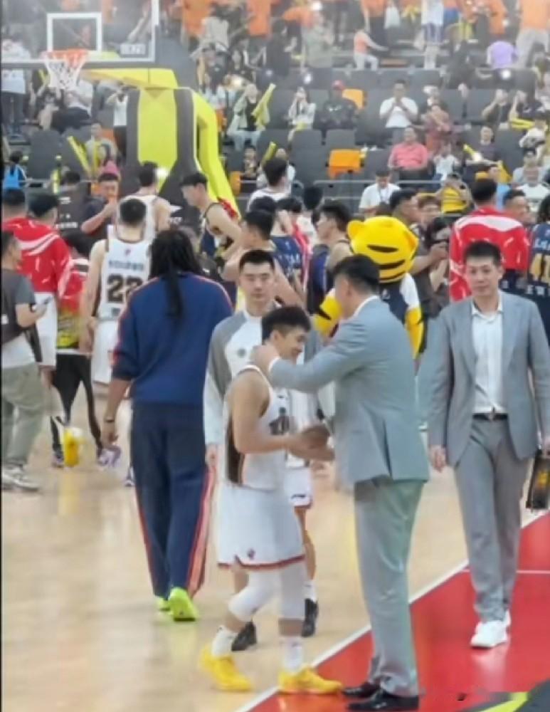 杜锋人缘真好！吉林男篮大比分输给广东男篮，很多球迷以为这一场溃败会让球员们非常