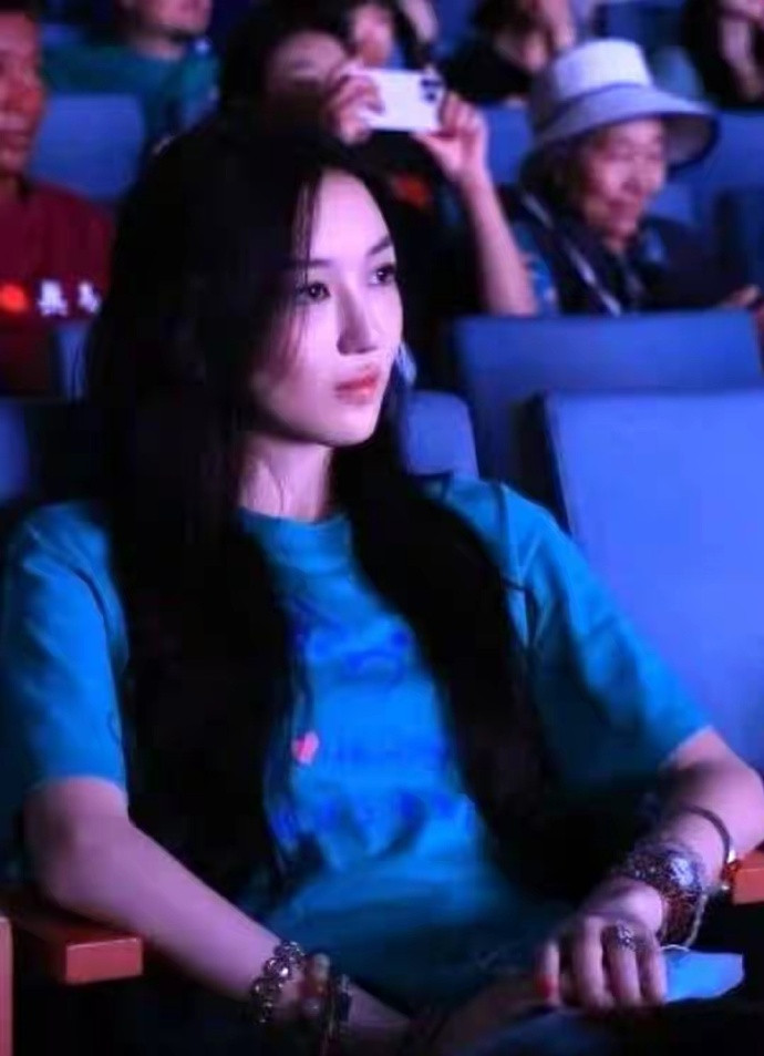 20岁李嫣现状大解锁：天后基因焊死气场，恋爱疑云把老父拉黑​​​