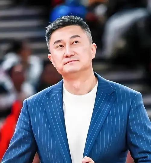 有人说杜锋当年是因为四次赢日本才下课的，我一开始以为是网友输急了编的气话，特意去
