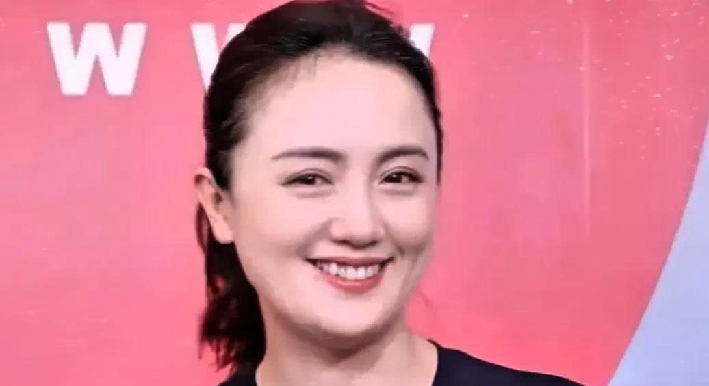 刚刚查了一下，不查不知道，查了才明白！朱媛媛，朱老师，面相和善，额头
