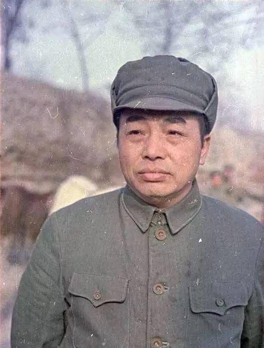 1956年秋，彭德怀到青海格尔木视察当地的兵站。这一天半夜，彭总亲自去检查哨位