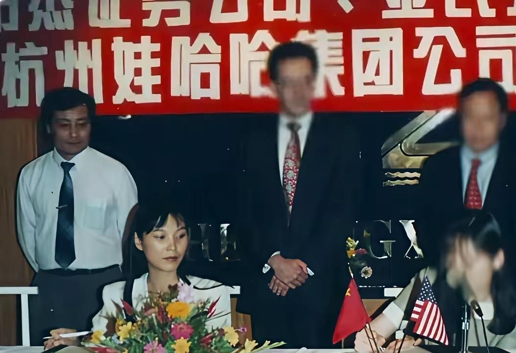 杜建英年轻长的很好看，而且有文化，宗老那爱慕的眼神骗不了人。如果不是真的爱，宗老