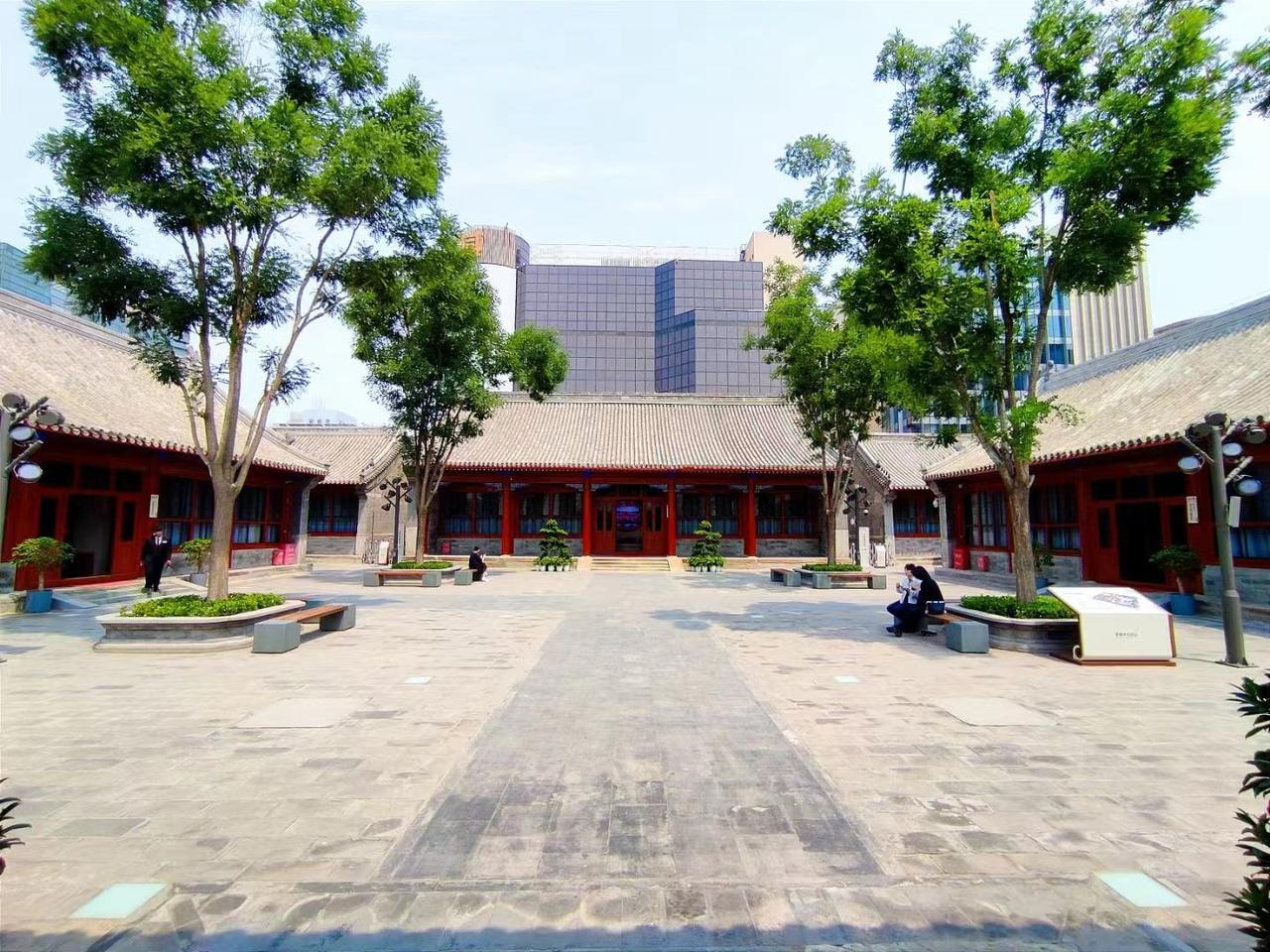 当前，全国许多旅游目的地，尤其是老城区、新城区和仿古商业街，确实陷入了严重的同质