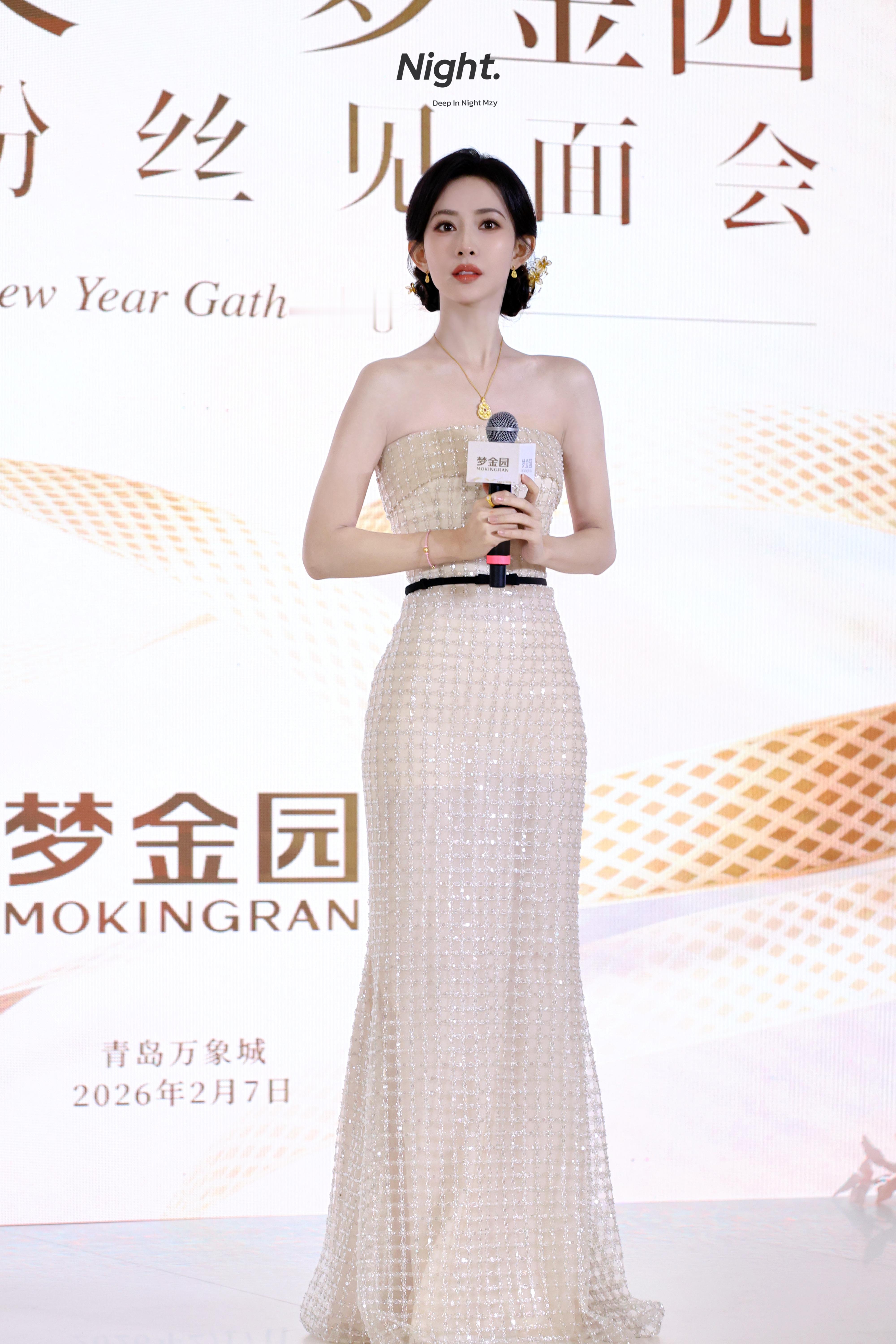 孟子义 鎏光缀满裙裾，将明艳揉进温婉里，站在台前便自成焦点，是藏不住的优雅气场