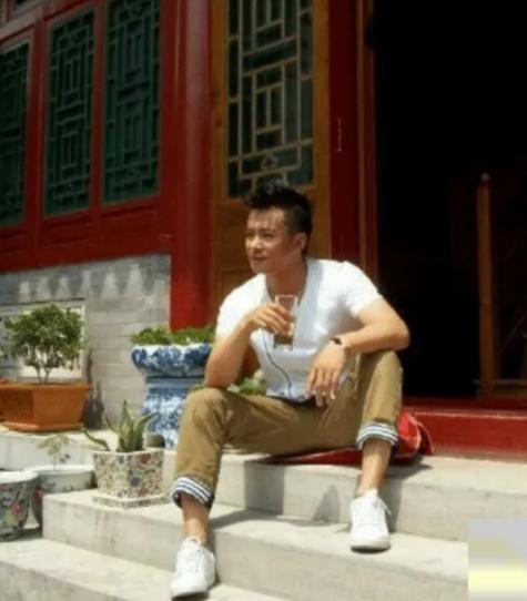 2004年，刚拍完《水月洞天》的于波，做出了一个让身边所有人难以理解的决定，拿出