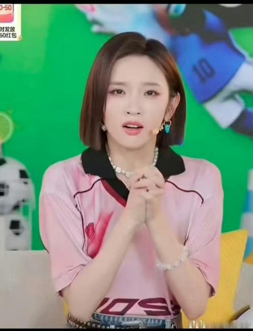 唐艺昕解说团出道唐艺昕姐说球粉色娇嫩正适合唐艺昕唐艺昕跨界解锁足球解说新身份，