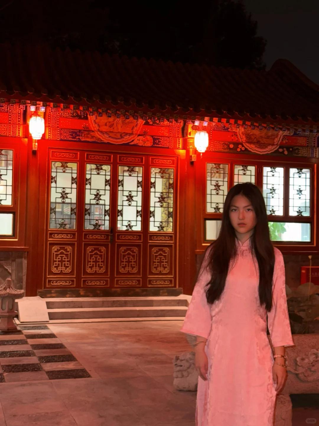 李湘女儿终于忍不住晒自家北京小院了！只是大半夜穿旗袍配长发拍照，加上两大红灯笼，