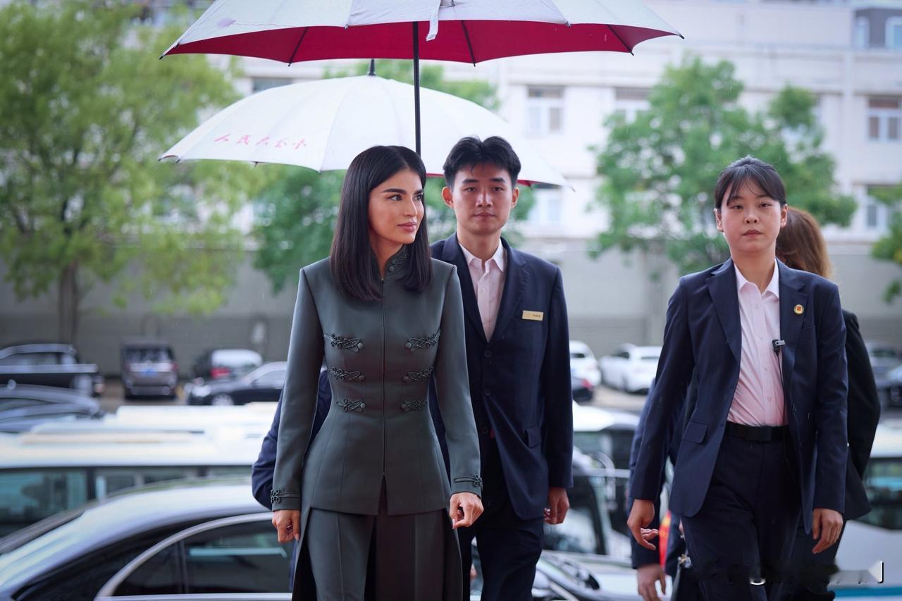 美女主任的保镖。乌兹别克斯坦总统办公厅主任米尔济约耶娃访华，她是中亚有名的美女，