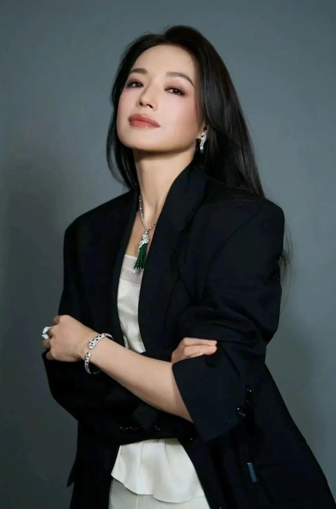 舒淇，怎么做到又高级又松弛？都说岁月从不败美人，舒淇算一个。刷到她最近出席北