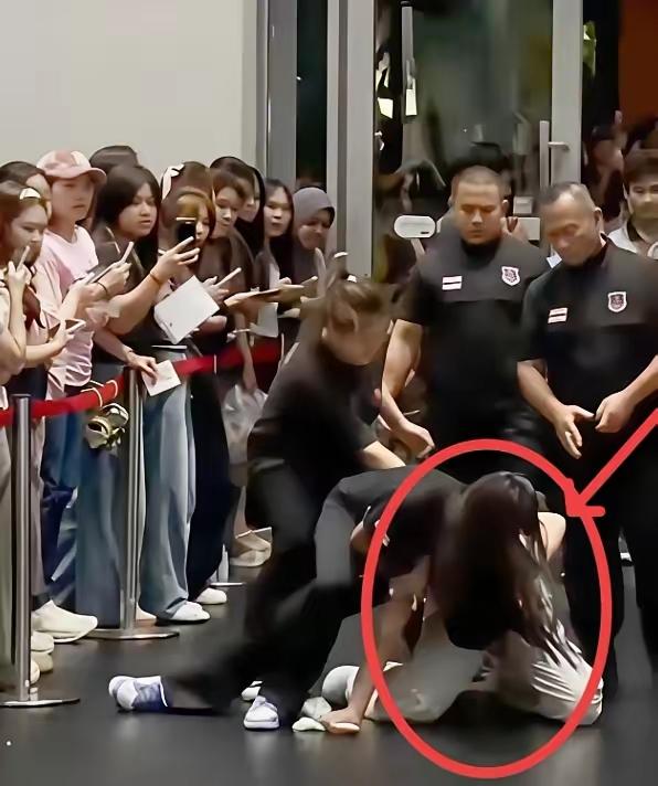 我敢肯定。这件事之后。那个被拖到一楼的女孩，以后大概率不会再追星了，不是