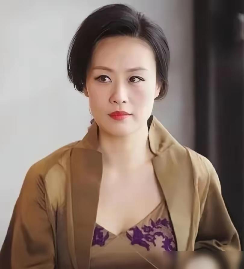 她是谁？我怎么不认得呀！[捂脸哭]