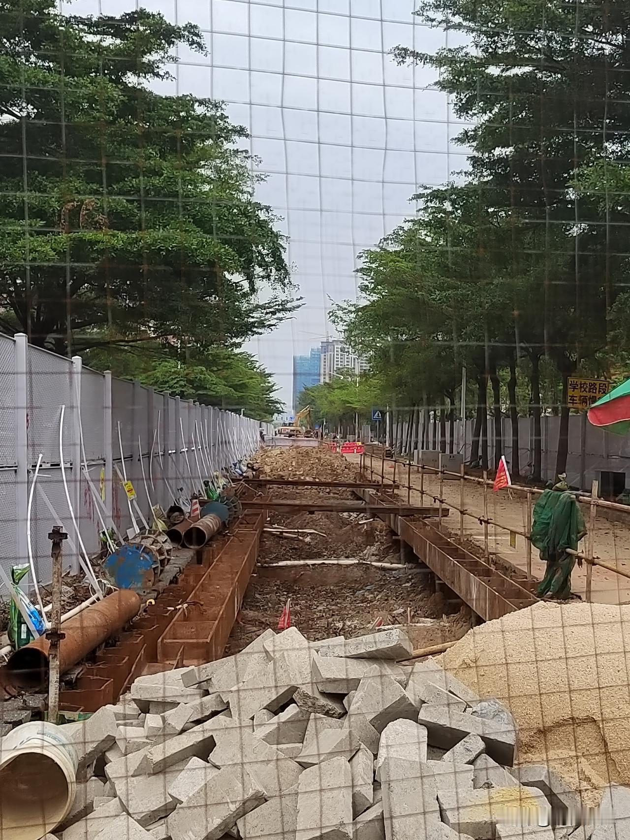 湛江市区的路本来就比较窄，现在半边路被围蔽起来挖坑，一挖就是超过半年以上，市民的