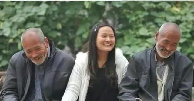 1988年，刚出生的女婴被亲生父母送给同村光棍兄弟，日后女婴成为人民教师，并且每