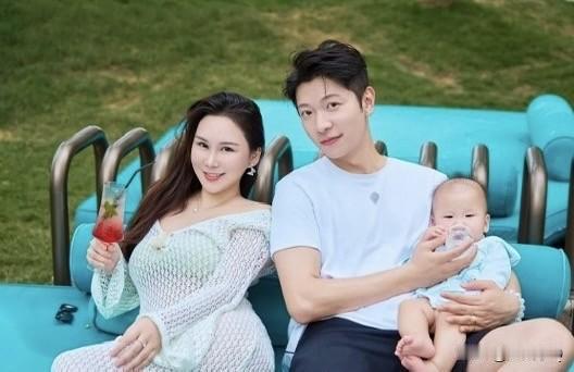 我是一点也没看出高钧贤的老婆竟然比他还小10岁，看脸说话，高钧贤看起来比他老婆小