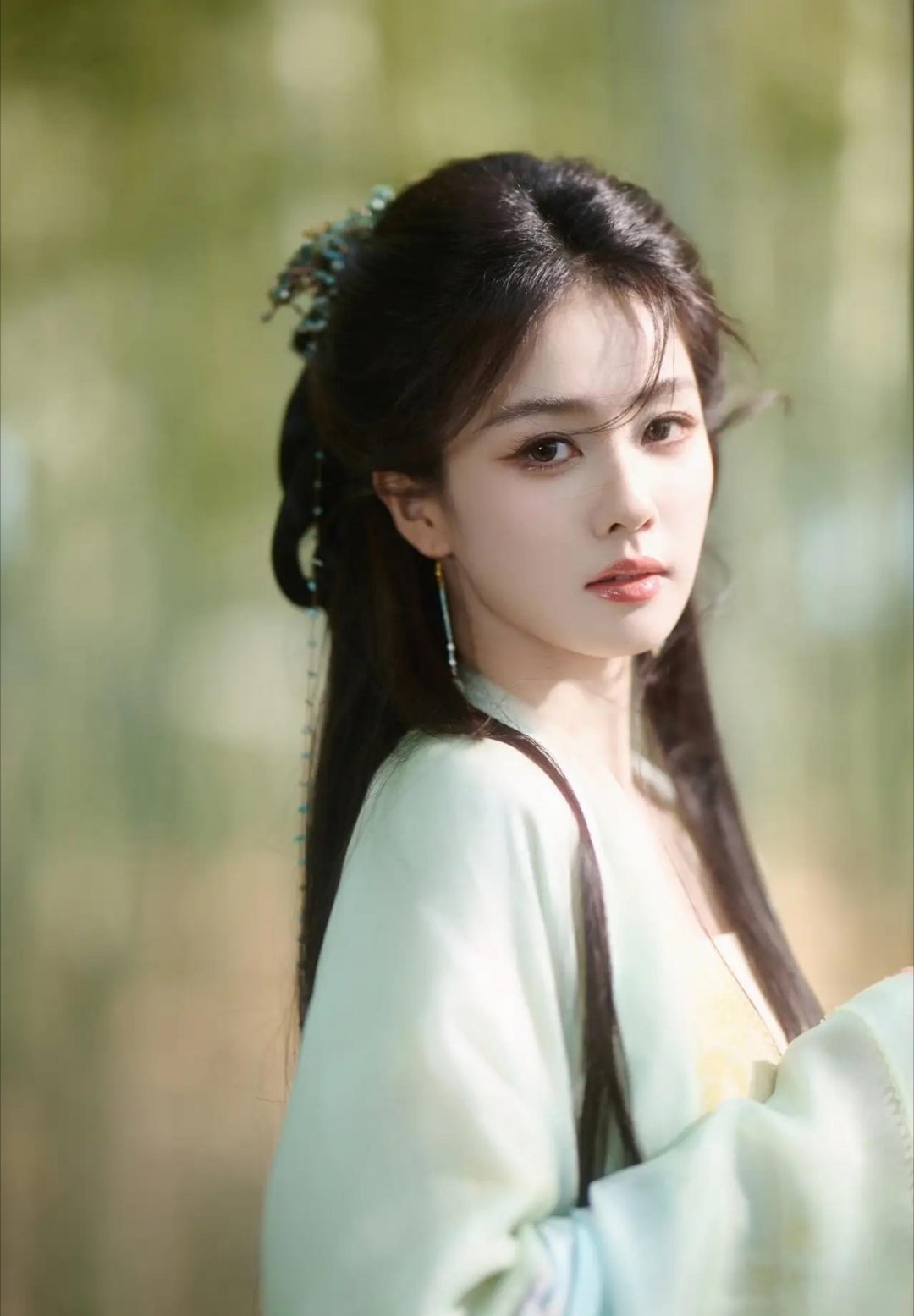 白鹿绿衣古装清新绝美，氛围感拉满，一眼就沦陷！