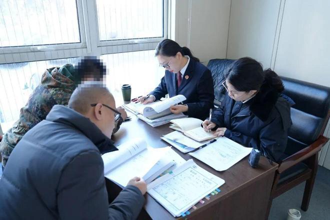 上海一名保安付款时发现银行卡被司法冻结，查询得知北京法院判决他偿还近百万借款。这