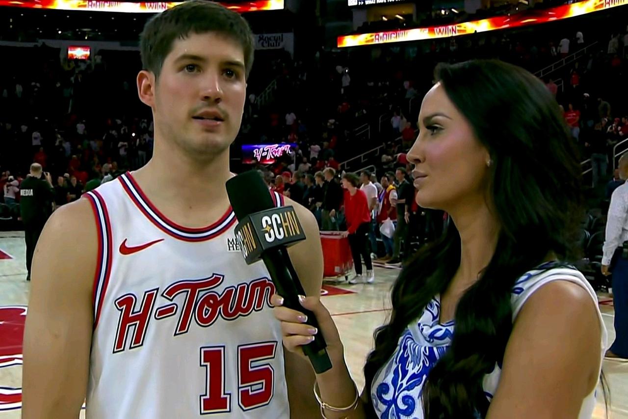 谢库里9三分射杀雄鹿。在火箭主场险胜超级残阵雄鹿的比赛中发生极其疯狂一幕：谢