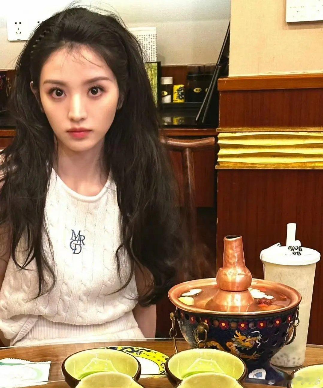 田曦薇只是有刘海比没刘海更好看，不代表不好看，内娱我找不到齐刘海比她好看的