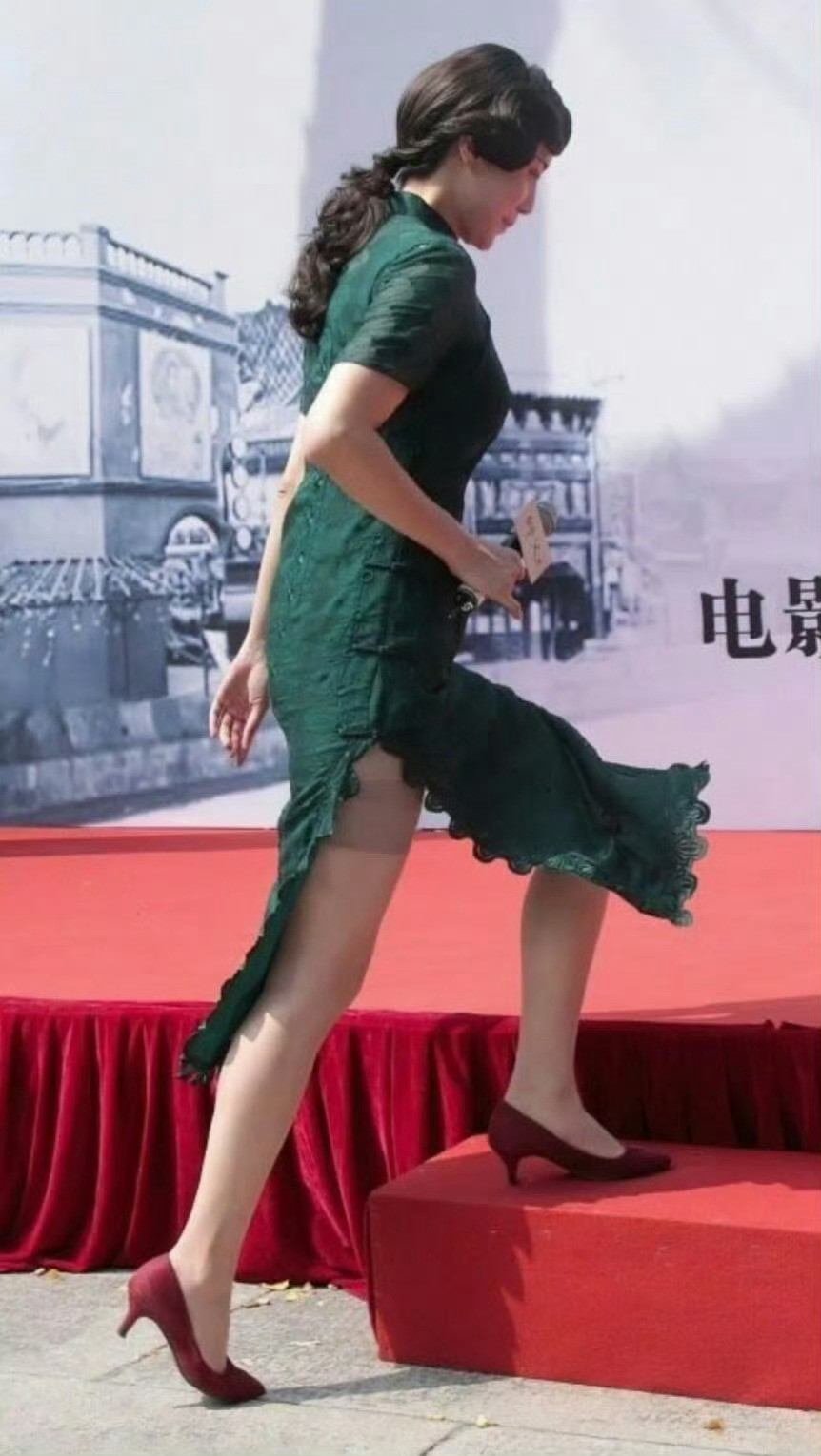 小宋佳的肉丝加旗袍很性感​​​