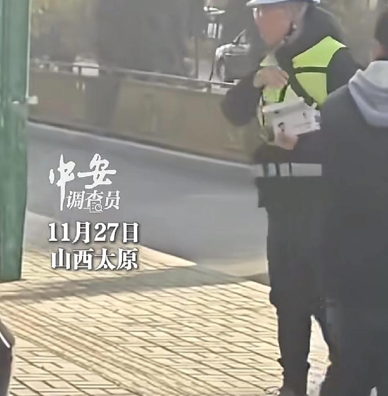 这样行为让人很不理解山西太原一位戴着白头盔的男子在路边撒钉子经过了解得知，原