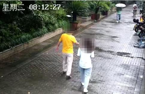 浙江湖州，年轻女生遭遇60岁男上司的猥亵，表示女生的胸部发育不好，但他有办法