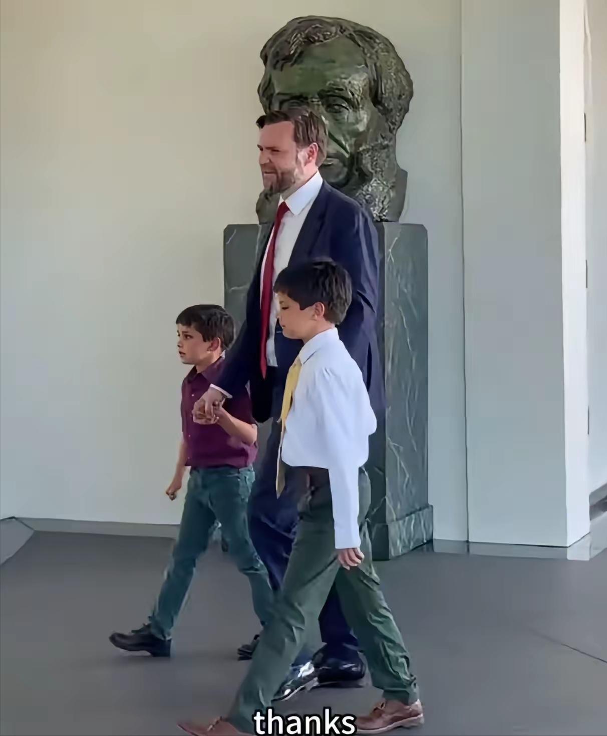老虎不在家，猴子称大王？按照白宫的规矩，总统和副总统不能同时出国，但以副总统