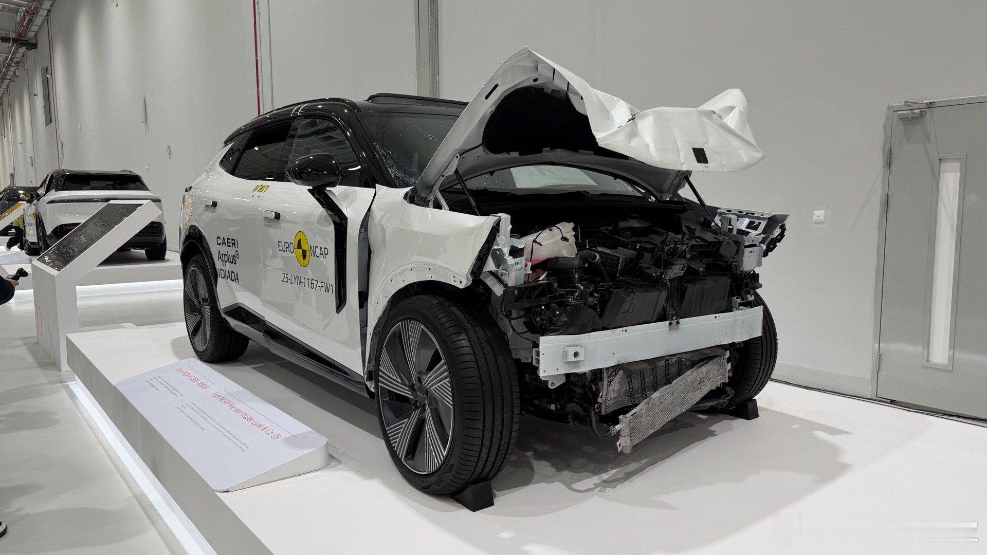 在活动开始前，吉利把之前撞过的几台车都放在了入口，可以看出吉利是应全球不同安全标