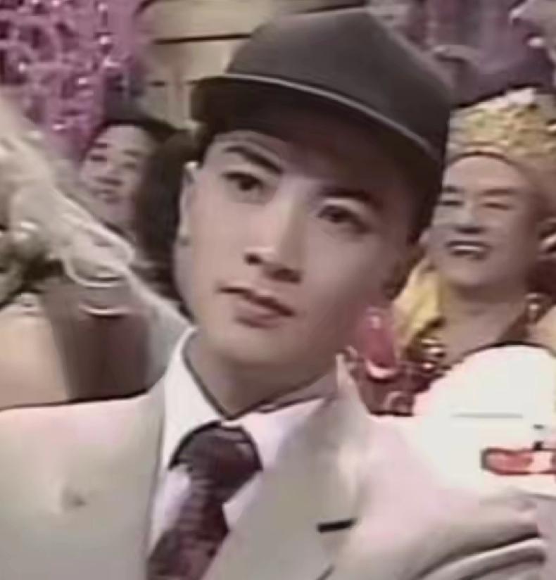 徐少华到底有多帅，带你回到87年春晚上他留下的一张照片你就会明白，在那个没有滤镜