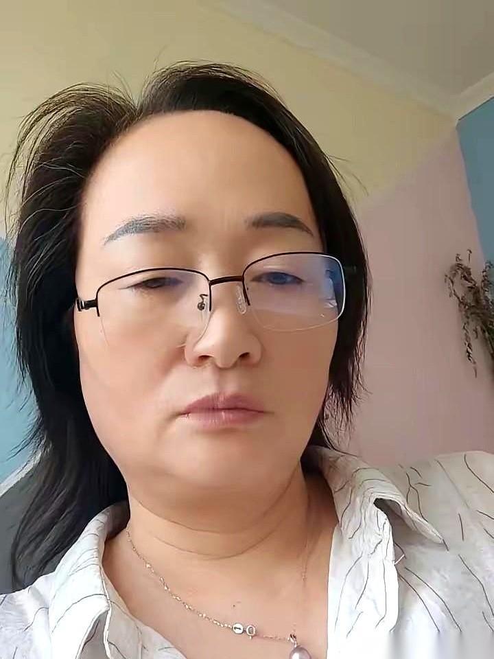 盯着微信聊天框里那个刺眼的红色感叹号，我半天喘不上气。26岁，5任同居男友。