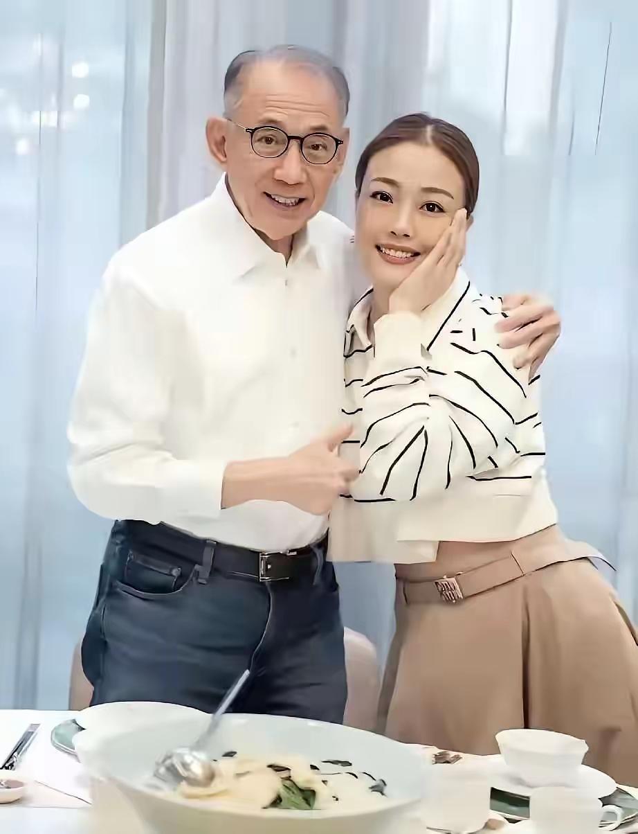 容祖儿身边的大佬是谁？你们认识他吗？他是容祖儿的干爹，又是大老板，他的一生光