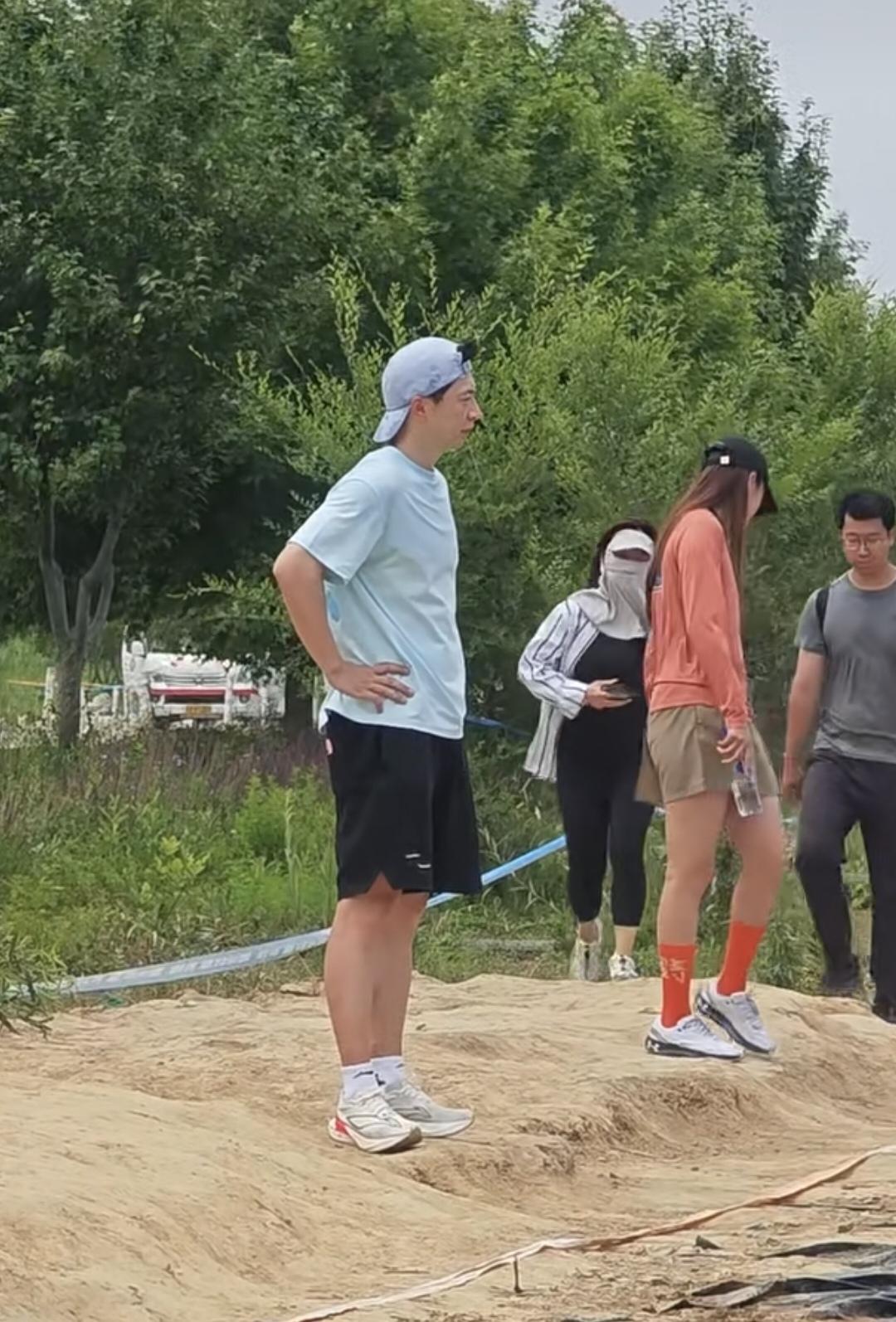 马龙又带两儿子参加斯巴达儿童赛了，这次是在环球影城，马龙穿着一件蓝色T恤，