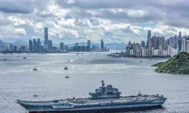 今天是香港回归28周年的日子！！！2017年我们的辽宁舰访问香港，8年后我们的