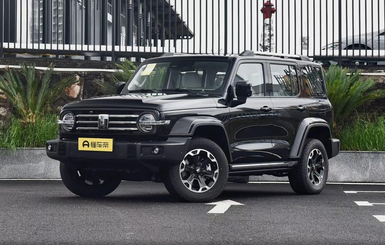 Hi4-T是坦克300里最特别的存在——它既有硬派越野的筋骨，又能纯电通勤省油钱