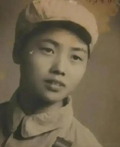 1951年，女护士被美军的炮弹炸瞎了双眼，当场晕厥。醒来后，她听到美军在自己身边
