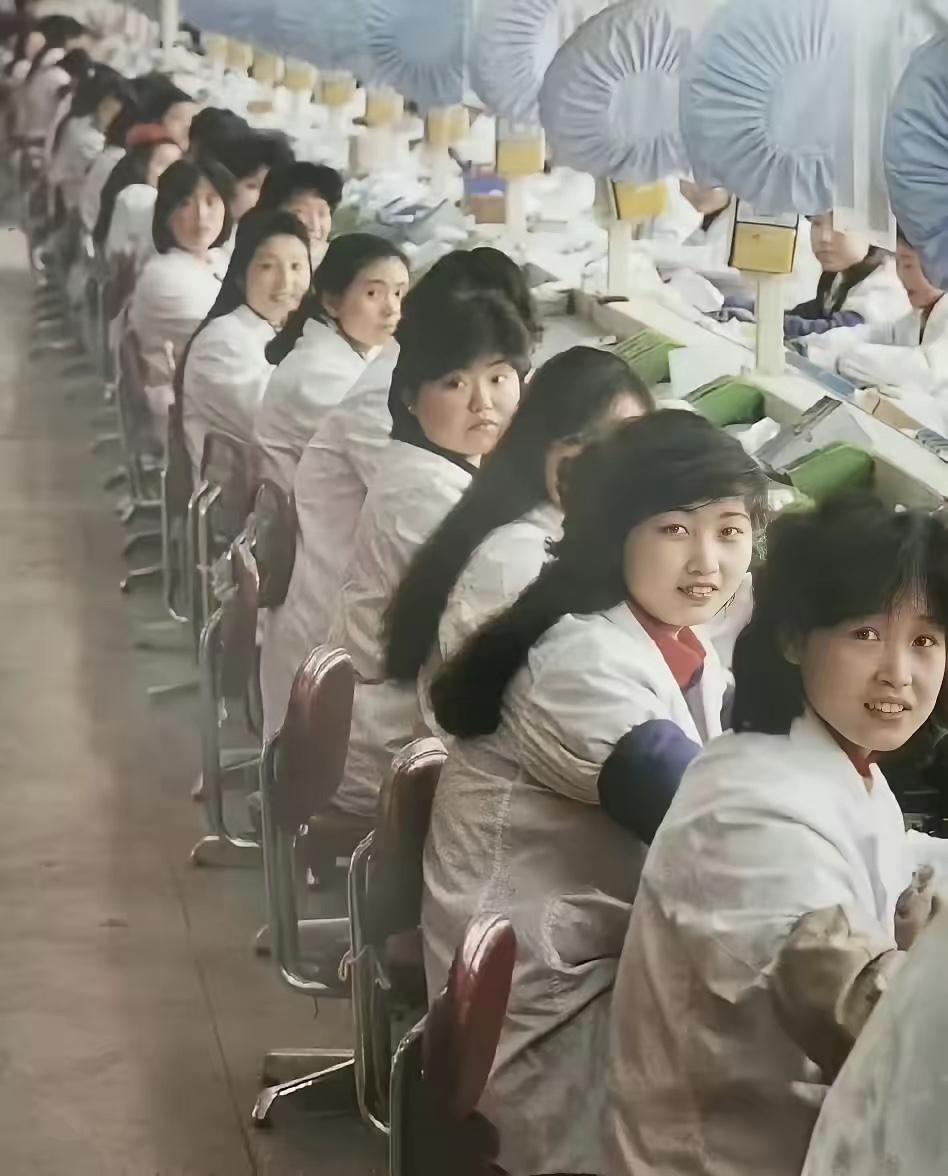 不懂就问，那个年代没有琳琅满目的洗发水，反而小姐姐们的头发都是又黑又亮，一条辫子
