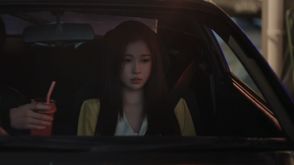 姜暮心里一热又一冷《双轨》姜暮的处境太戳心！带着礼物笨拙融入家人，哥哥的细心给