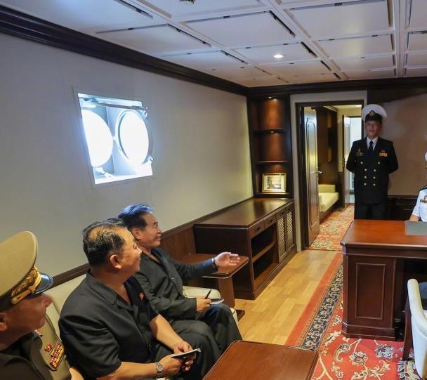 朝鲜驱逐舰才5000吨级，但是生活条件确实非常好，水兵居住区也很好，空间很大。朝