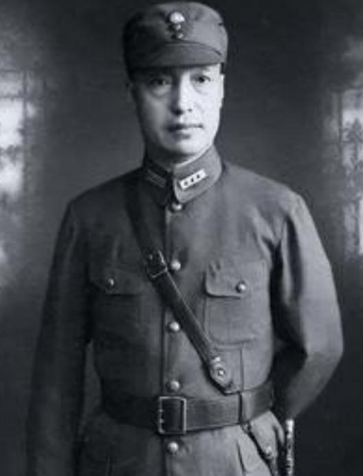 1950年，36军军长刘万春接到通知到北京参加会议，可是刚下车，就看到几名全