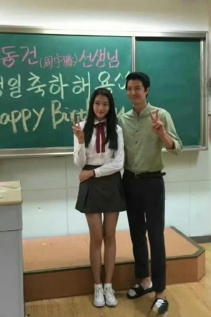 我去，关晓彤竟然也有小鸟依人的时候