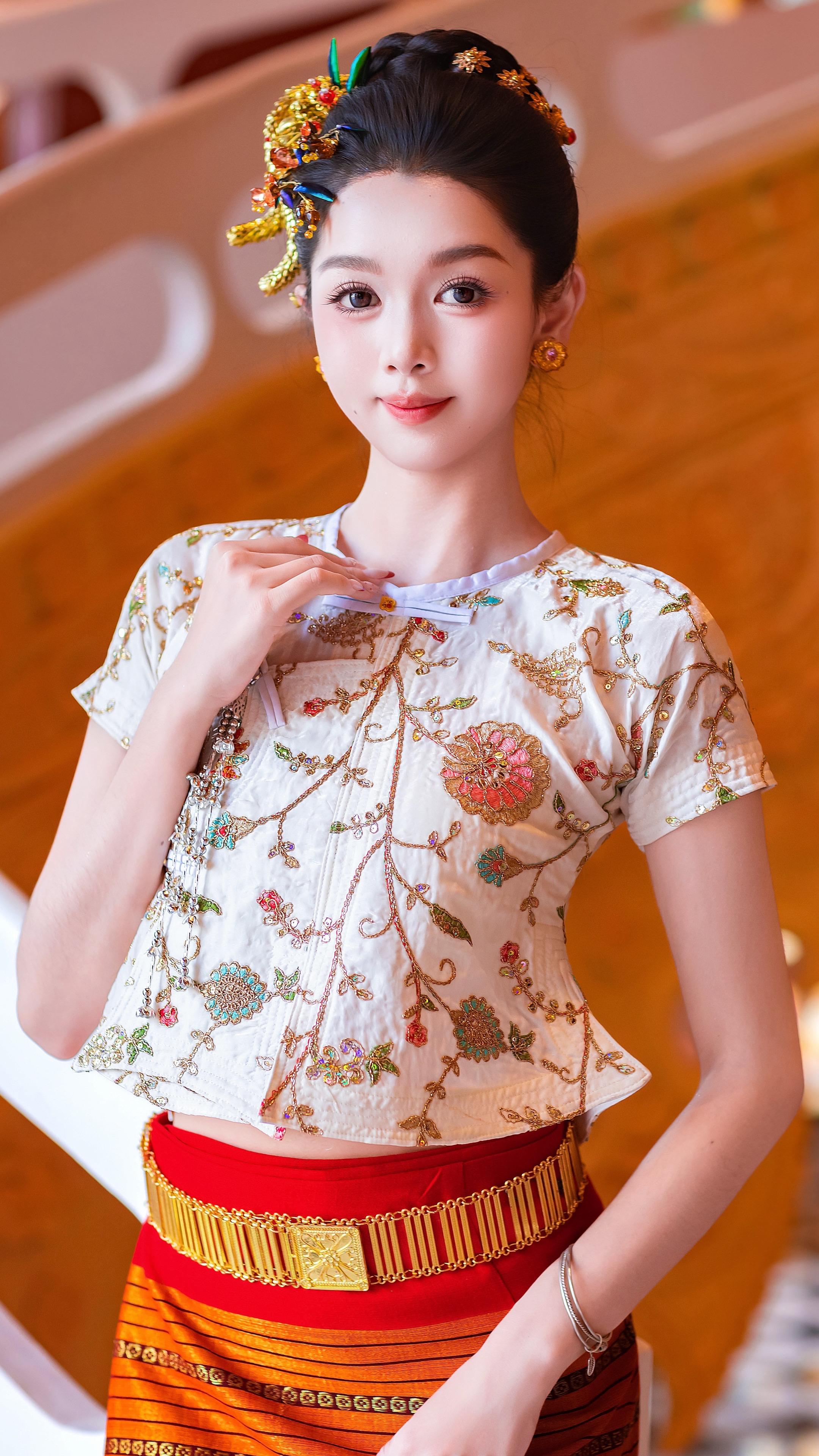 “明艳热情的红白配色。”