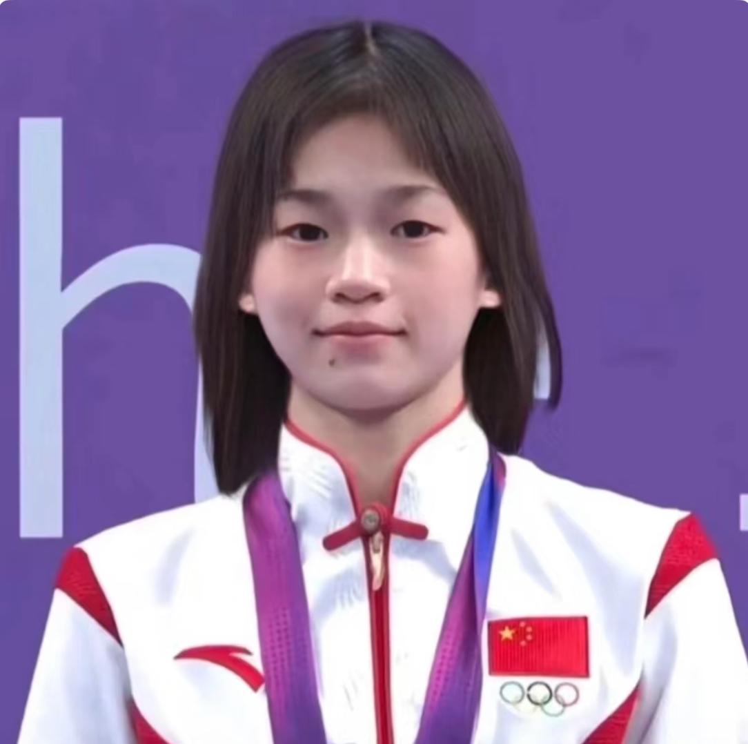 每句首字连读为姓名全红婵全盛终随潮汛退红销赛场掌声稀婵娟误作流星逝