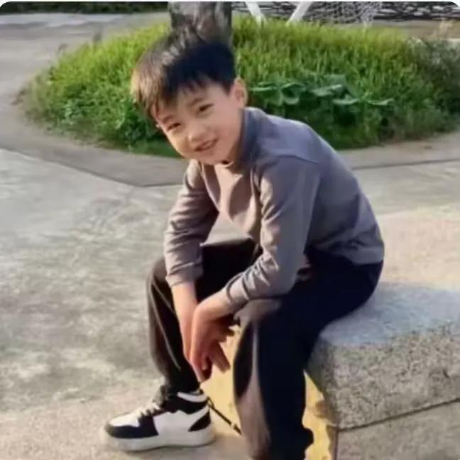 广西柳州一小男孩，爸爸在服刑，妈妈改嫁了，和大伯娘一起生活。谁曾想，这天早上，小