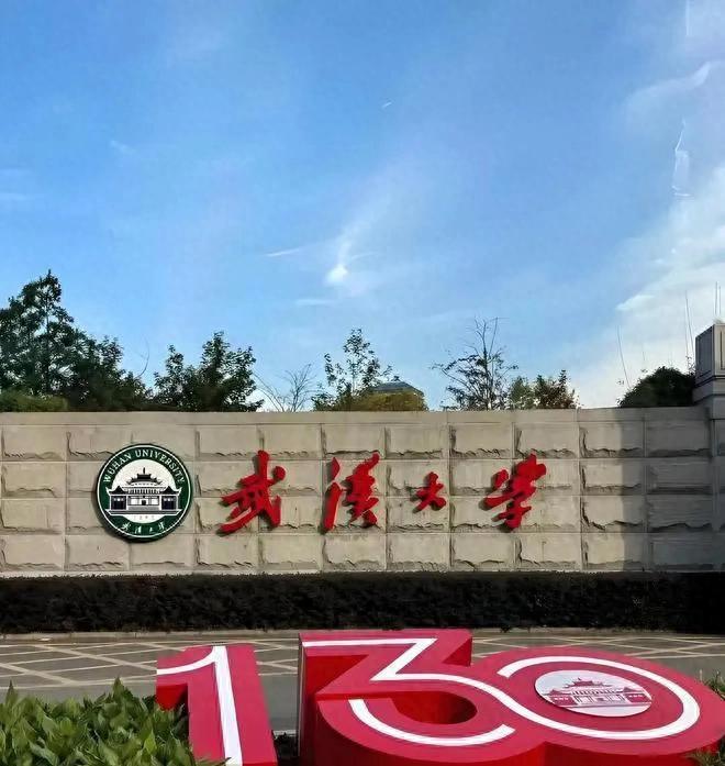 污汉大学完都完球了！ 第一，杨某某系列神操作，将“拳击”表演得淋漓尽致。第二