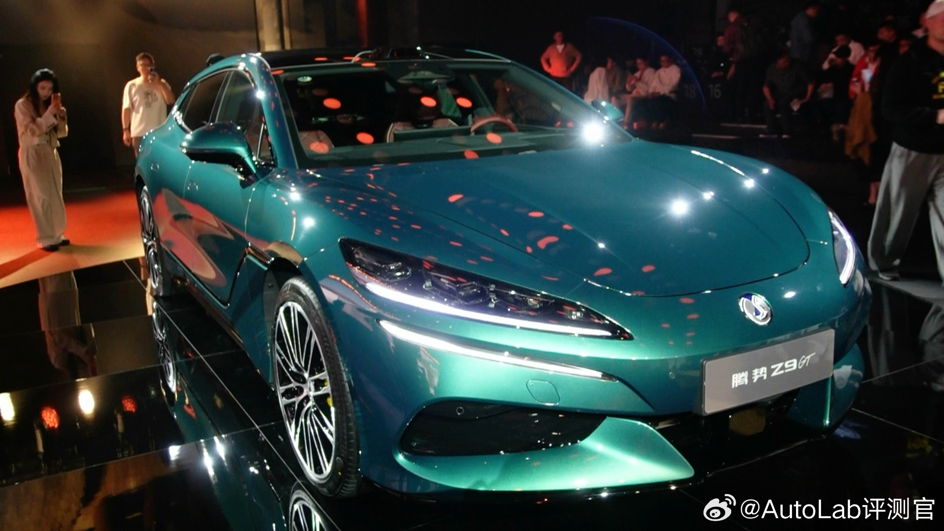 全新腾势Z9GT已经上市一段时间了，今天去体验了一下新款，发现它外观和内饰上也做