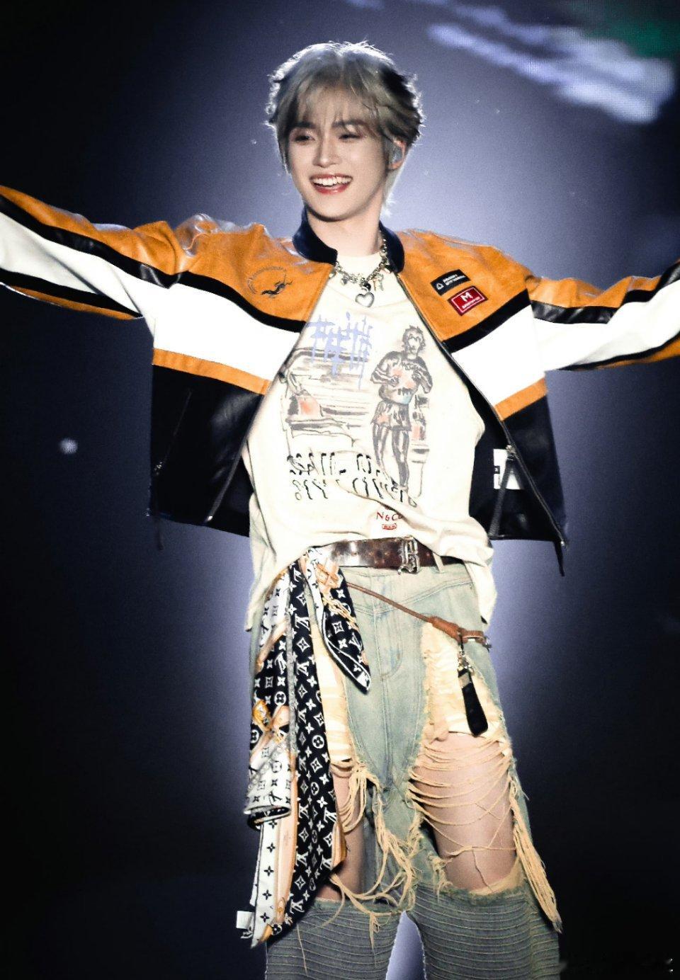 梓渝1梓渝终于养猫了小猫和小猫，分别叫小渝和大鱼,太可爱了吧！